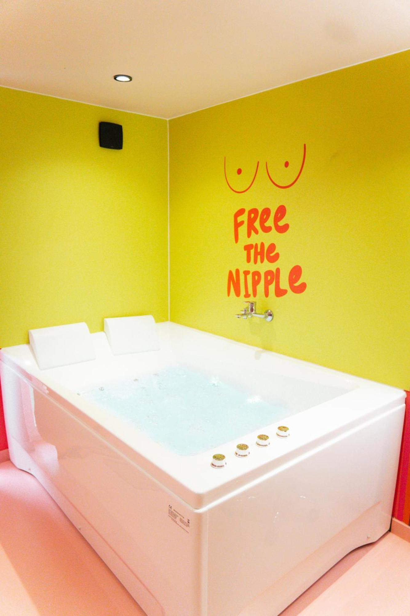 Capsule Girl Power Spa - Balneo - Sauna - Karaoke - Billard - 2 Chambres شارلروا المظهر الخارجي الصورة