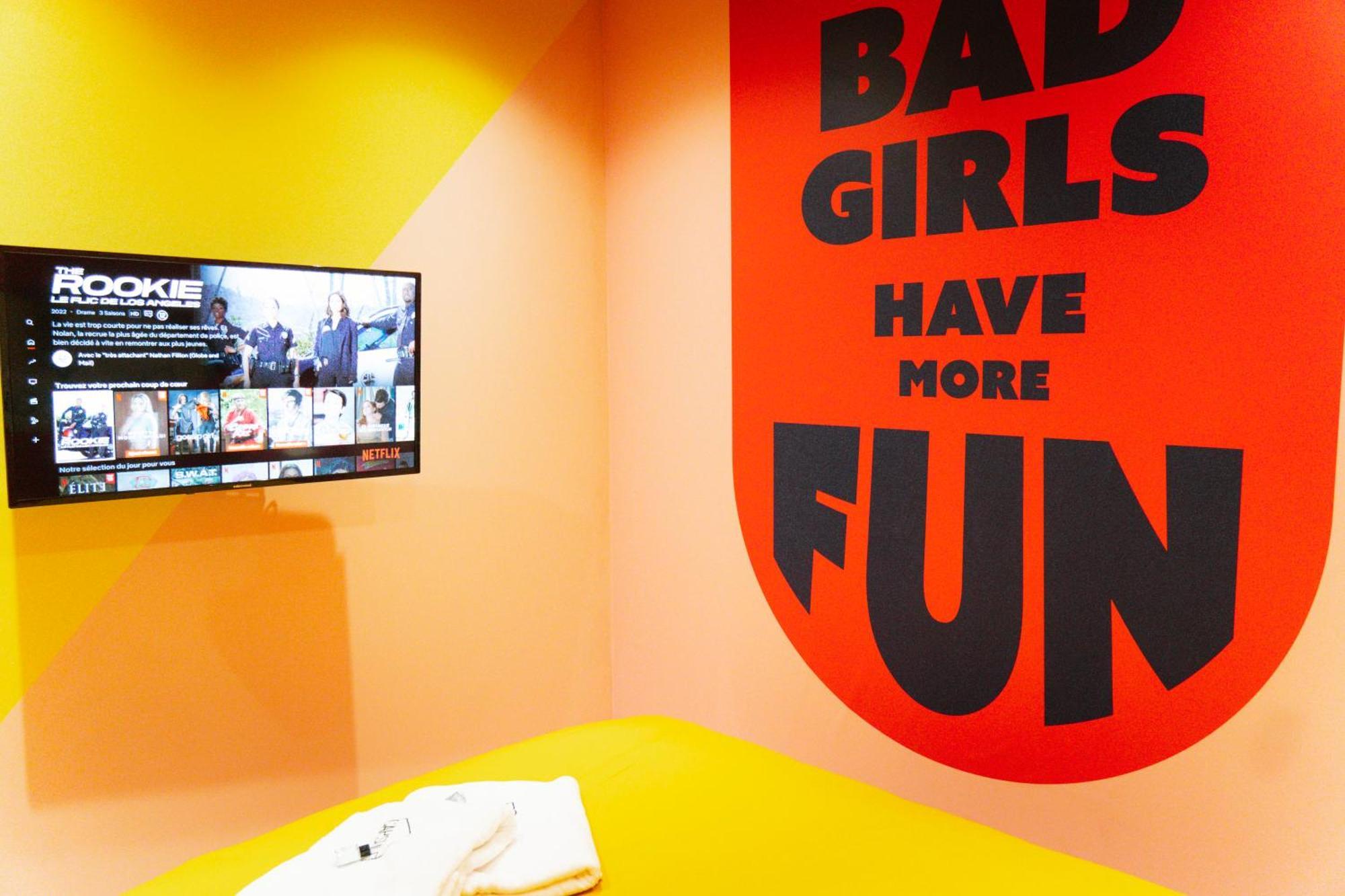 Capsule Girl Power Spa - Balneo - Sauna - Karaoke - Billard - 2 Chambres شارلروا المظهر الخارجي الصورة