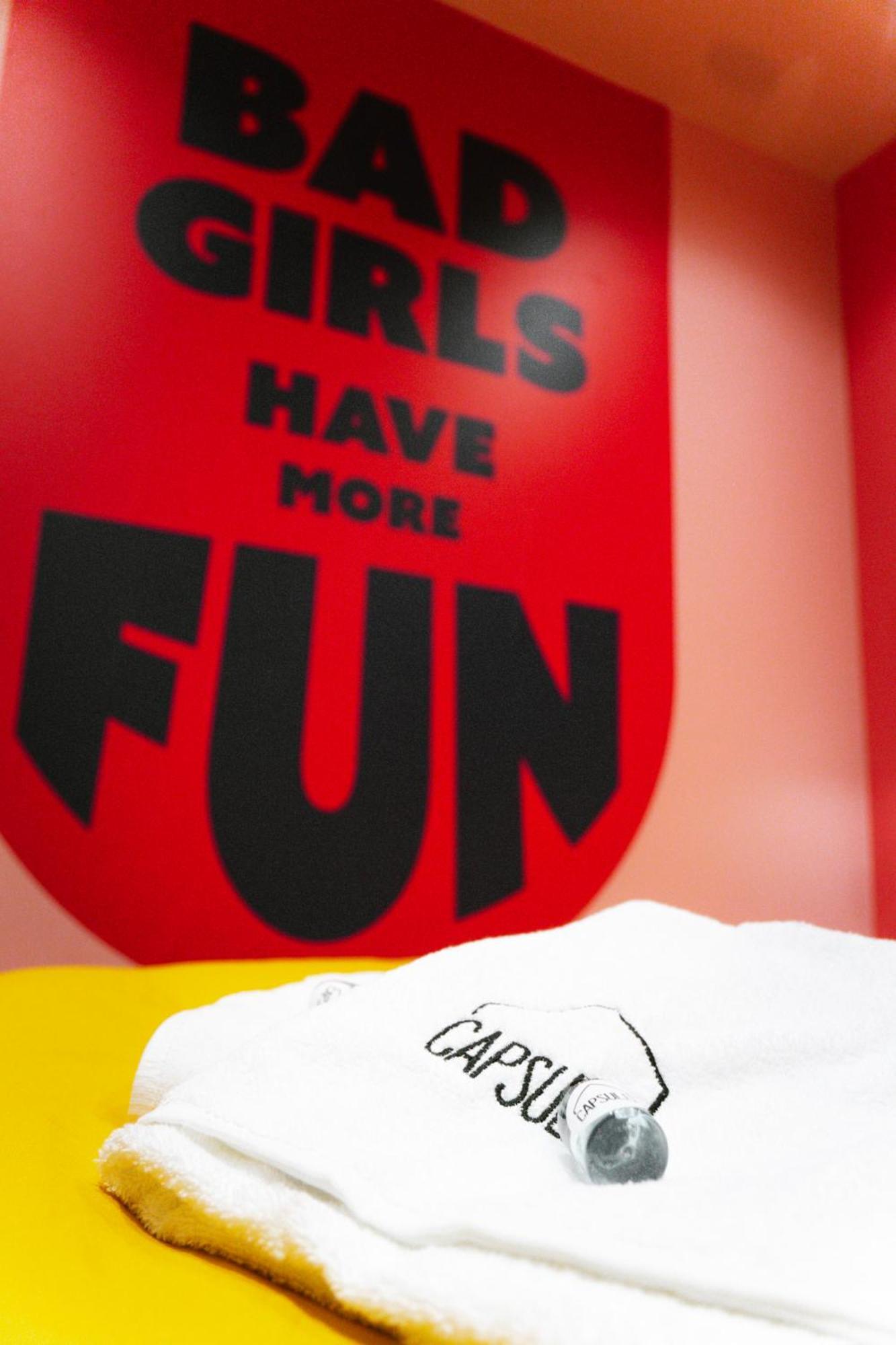 Capsule Girl Power Spa - Balneo - Sauna - Karaoke - Billard - 2 Chambres شارلروا المظهر الخارجي الصورة